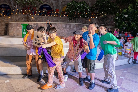 Độc lạ show “đánh giày” gây sốt tại chợ đêm Vui Phết