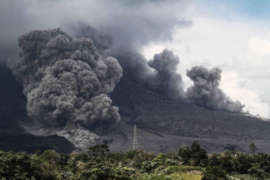 Núi lửa Ibu tại Indonesia tiếp tục phun trào cột tro bụi cao 2.500m 