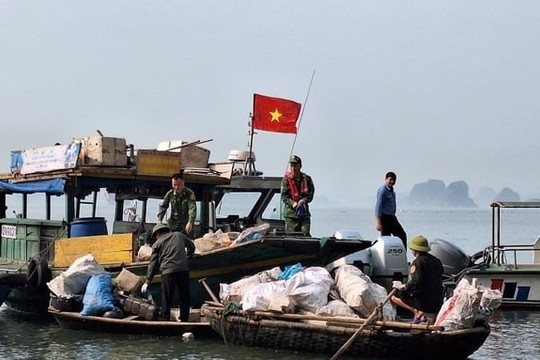 Cao điểm thu gom rác thải trên Vịnh Hạ Long