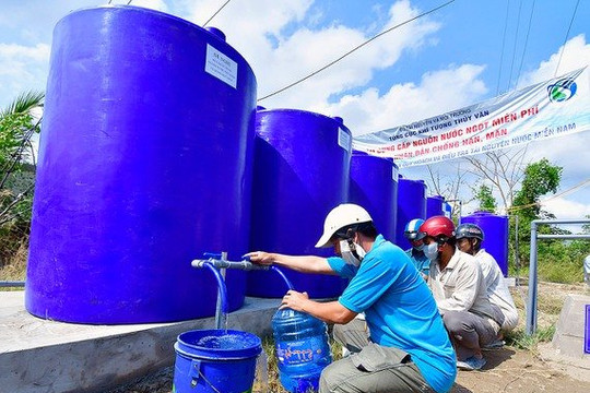 Cà Mau hỗ trợ 10 tỷ đồng mua dụng cụ trữ nước cho người dân