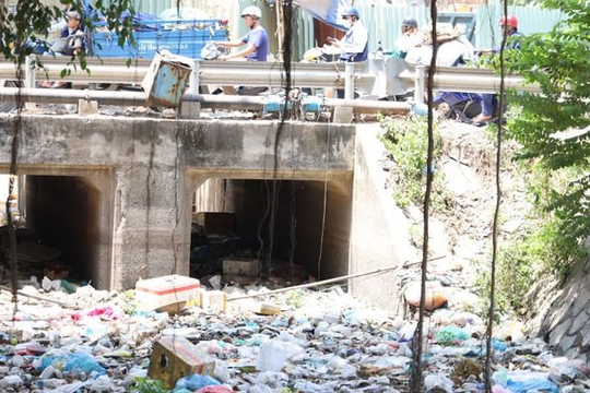 TP Hồ Chí Minh: Rác thải tràn ngập kênh 19-5
