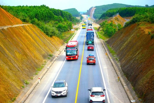 Cấm xe khách trên 30 chỗ và xe tải trên 30 tấn đi vào cao tốc Cam Lộ - La Sơn từ ngày 4/4