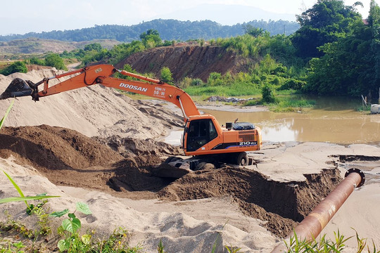 Lào Cai siết chặt quản lý hoạt động khai thác, vận chuyển cát, sỏi trên địa bàn
