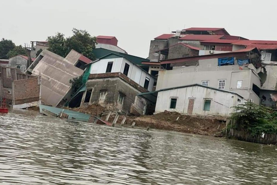 Bắc Ninh: Lại sạt lở sông Cầu, 6 nhà dân rơi xuống nước, nhiều hộ dân phải di dời khẩn cấp