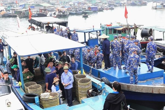 Huyện Vân Đồn (Quảng Ninh): Ra quân vệ sinh môi trường biển 
