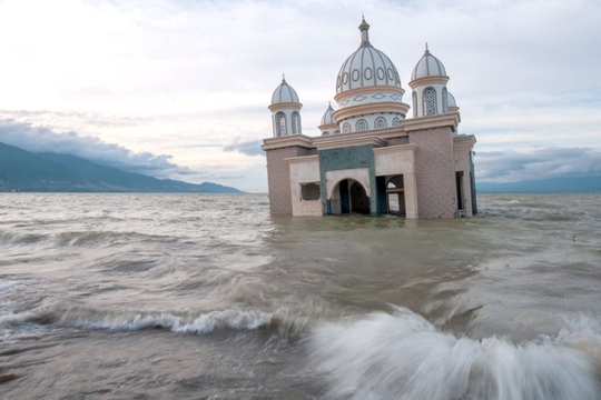 Indonesia sơ tán hàng nghìn người dân sau khi đưa ra cảnh báo sóng thần
