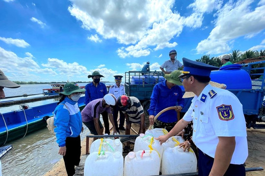 Hỗ trợ 1.200m3 nước ngọt cứu hạn cho người dân Bến Tre