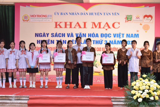 Trao tặng hai "Tủ sách Đặng Thùy Trâm" cho huyện Tân Yên, Bắc Giang