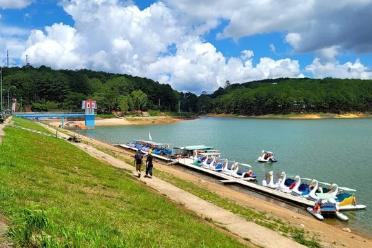 Yêu cầu chấm dứt hoạt động dịch vụ trên mặt nước hồ Tuyền Lâm, Lâm Đồng