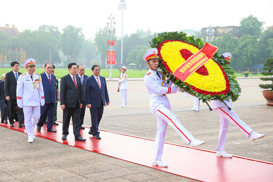 Lãnh đạo Đảng, Nhà nước vào Lăng viếng Chủ tịch Hồ Chí Minh nhân 49 năm thống nhất đất nước