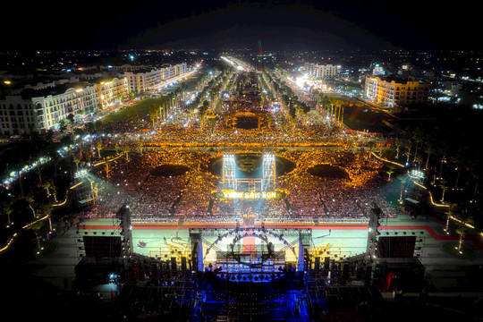 Hàng trăm ngàn người đã đổ về quảng trường biển TP Sầm Sơn hòa mình vào lễ hội du lịch