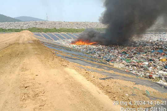 Nghệ An: Cháy tại Khu xử lý rác Nghi Yên