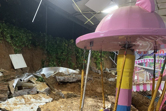 Hà Nội: Ba trẻ em tử vong do mưa lớn gây sạt lở ở Ba Vì