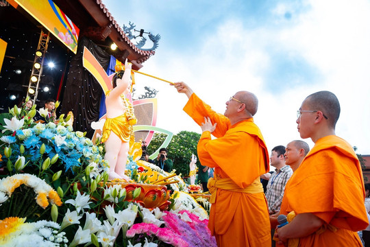 Hàng chục nghìn tăng ni, phật tử dự Đại lễ Phật đản 2024 tại chùa Ba Vàng