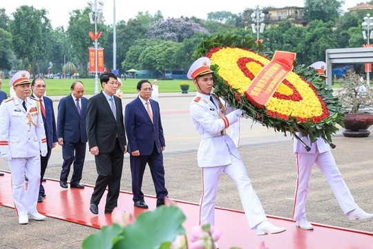 Kỷ niệm 134 năm Ngày sinh Chủ tịch Hồ Chí Minh: Lãnh đạo Đảng, Nhà nước vào Lăng viếng Bác