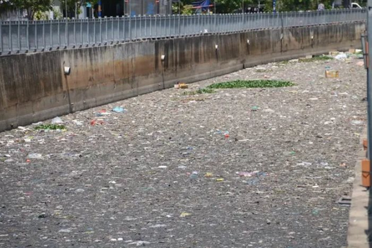 TP.HCM: Hàng trăm tấn rác trên kênh Nước Đen đã được dọn sạch