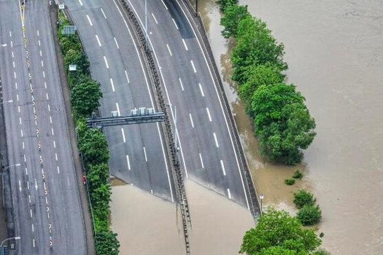 Châu Âu hứng chịu lũ lụt và nắng nóng gay gắt