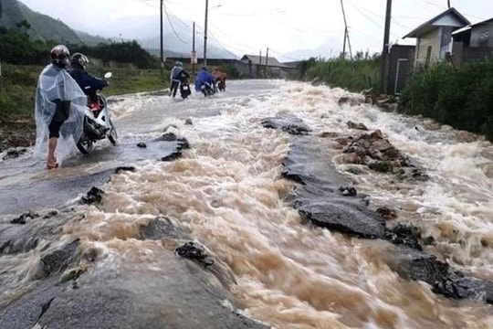 Mưa dông diện rộng trên cả nước, tập trung vào chiều tối