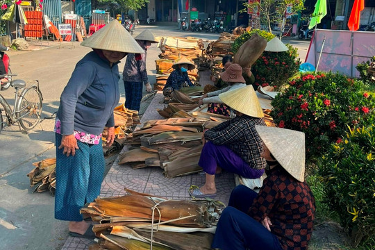 Từ phế phẩm nông nghiệp, mo cau trở thành nguồn thu cho người dân Quảng Ngãi