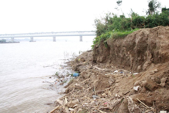 Hà Nội: Bãi bồi trên sông Hồng bị sạt lở do biến đổi dòng chảy