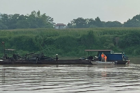 Thanh Hoá: Cảnh sát đường thủy bắt giữ 2 tàu “cát tặc” trên sông Mã