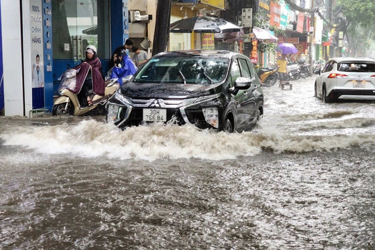 Hà Nội mưa to khiến nhiều tuyến phố ngập sâu