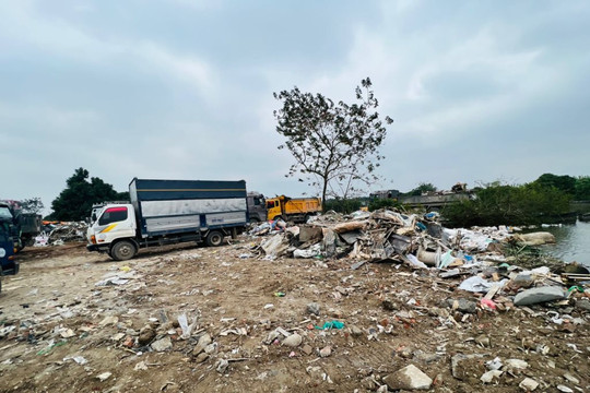 Hưng Yên: Khởi tố đối tượng đổ hơn 2.000 tấn chất thải rắn xây dựng chưa qua xử lý xuống ao