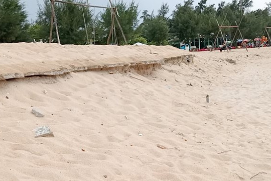 Xây kè ứng phó sạt lở bờ biển ở Thừa Thiên - Huế