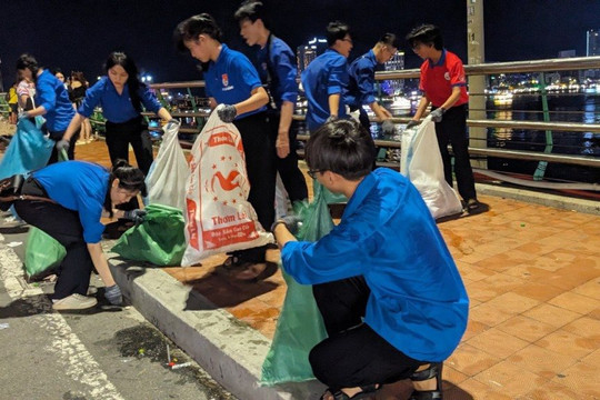 Thanh niên Đà Nẵng tình nguyện làm sạch đường phố