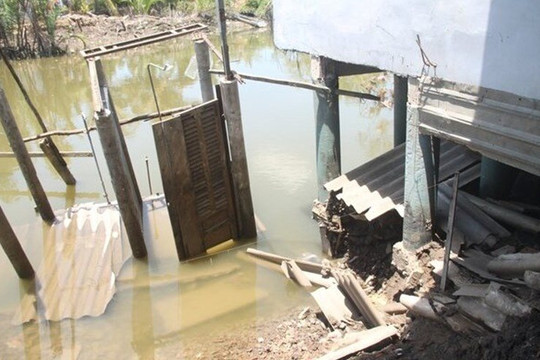 Bạc Liêu: Yêu cầu làm rõ nguyên nhân gây sạt lở bờ sông, khiến nhiều nhà dân hư hại