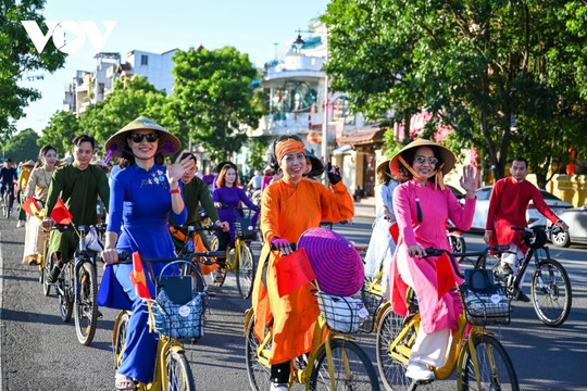 Thừa Thiên Huế: Hàng trăm người tham gia hoạt động “Áo dài với đạp xe vì môi trường” 
