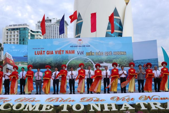 Khai mạc Tuần lễ trưng bày ảnh “Luật gia Việt Nam với biển, đảo quê hương”