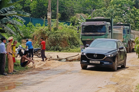 Thanh Hóa: Dân chặn xe tải lớn vì ô nhiễm môi trường