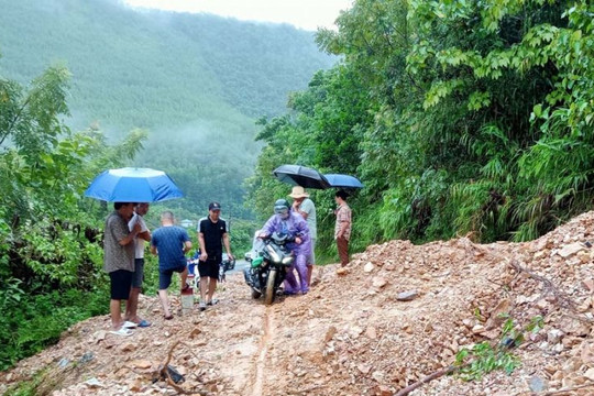Hòa Bình: Bảo đảm giao thông các tuyến đường vùng núi mùa mưa bão