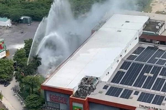 Hà Nội: Cháy tại BigC Thăng Long, khách hàng tá hỏa tháo chạy