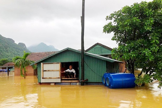 Thừa Thiên Huế: Xây nhà ở chống chịu bão lụt, trồng rừng ngập mặn cho người dân