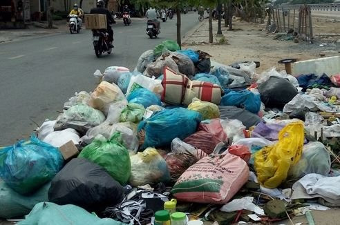 TPHCM kêu gọi người dân không xả rác ra đường và kênh rạch vì thành phố xanh, sạch