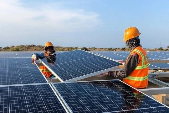 Bộ Công Thương đề xuất mua điện mặt trời mái nhà dư giá 671 đồng/kWh