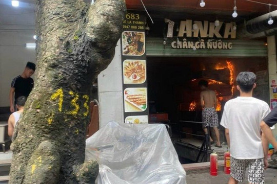 Hà Nội: Bốc cháy cửa hàng chân gà nướng trên phố Đê La Thành