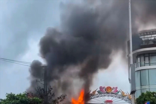 Bốc cháy ngùn ngụt cửa hàng tạp hóa gần cây xăng Đầm Cả, Bình Xuyên