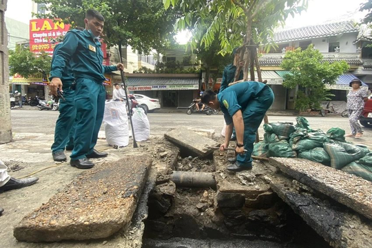 Khẩn trương nạo vét, khơi thông hệ thống thoát nước ở Đà Nẵng