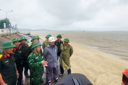 Bộ trưởng Lê Minh Hoan trực tiếp kiểm tra công tác ứng phó bão số 2 tại Quảng Ninh
