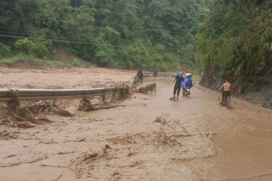 Thủ tướng chỉ đạo tập trung khắc phục hậu quả mưa lũ, ưu tiên hỗ trợ người dân