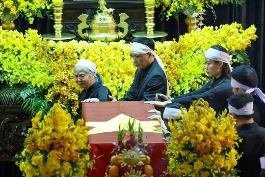 Xúc động hình ảnh gia đình trước linh cữu Tổng Bí thư Nguyễn Phú Trọng
