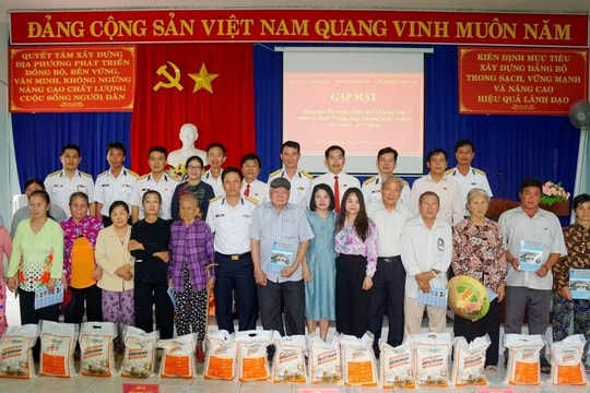 Tạp chí Biển Việt Nam phối hợp với Vùng 2 Hải quân gặp mặt, tặng quà gia đình chính sách