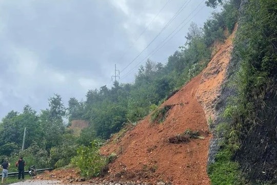 Cao Bằng: Giao thông đứt đoạn do sạt lở nghiêm trọng Quốc lộ 3