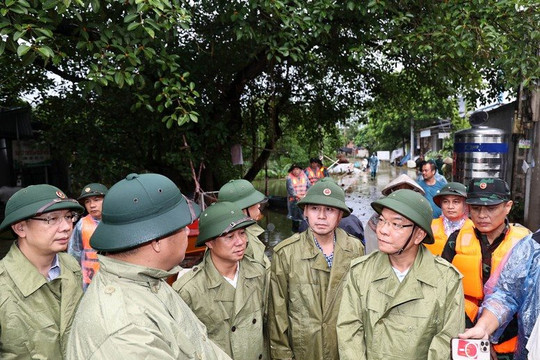 Phó Thủ tướng Lê Thành Long thị sát, kiểm tra khu vực dân cư đang bị ngập lụt tại Hà Nội