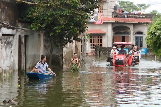 Ngoại thành Hà Nội hóa “ốc đảo” sau mưa lớn