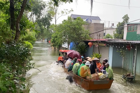 Hà Nội: Nước các sông tiếp tục dâng cao, hàng ngàn hộ dân sống trong cảnh ngập lụt