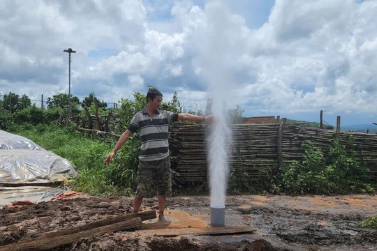 Bộ Tài nguyên và Môi trường kiểm tra thẩm định giếng khoan phun trào ở Gia Lai